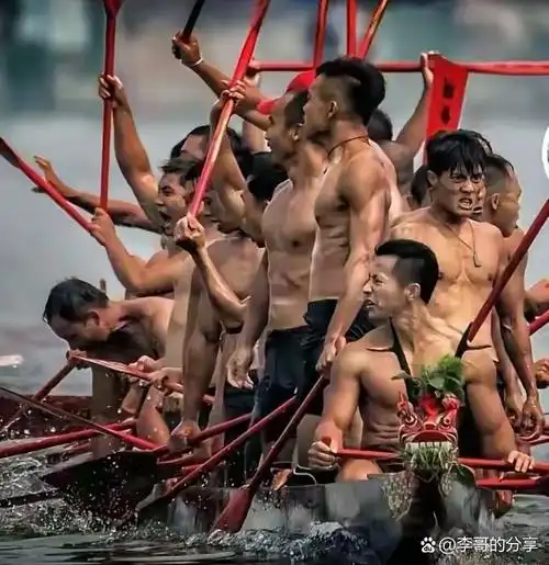 千名壮汉赤膊扛108米巨龙舟，体坛硬核精神燃爆端午